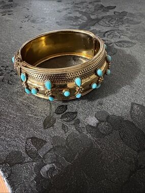VINTAGE GOLD-TONE TURQUOISE CABACHONS HINGED BANGLE 7" BRACELET